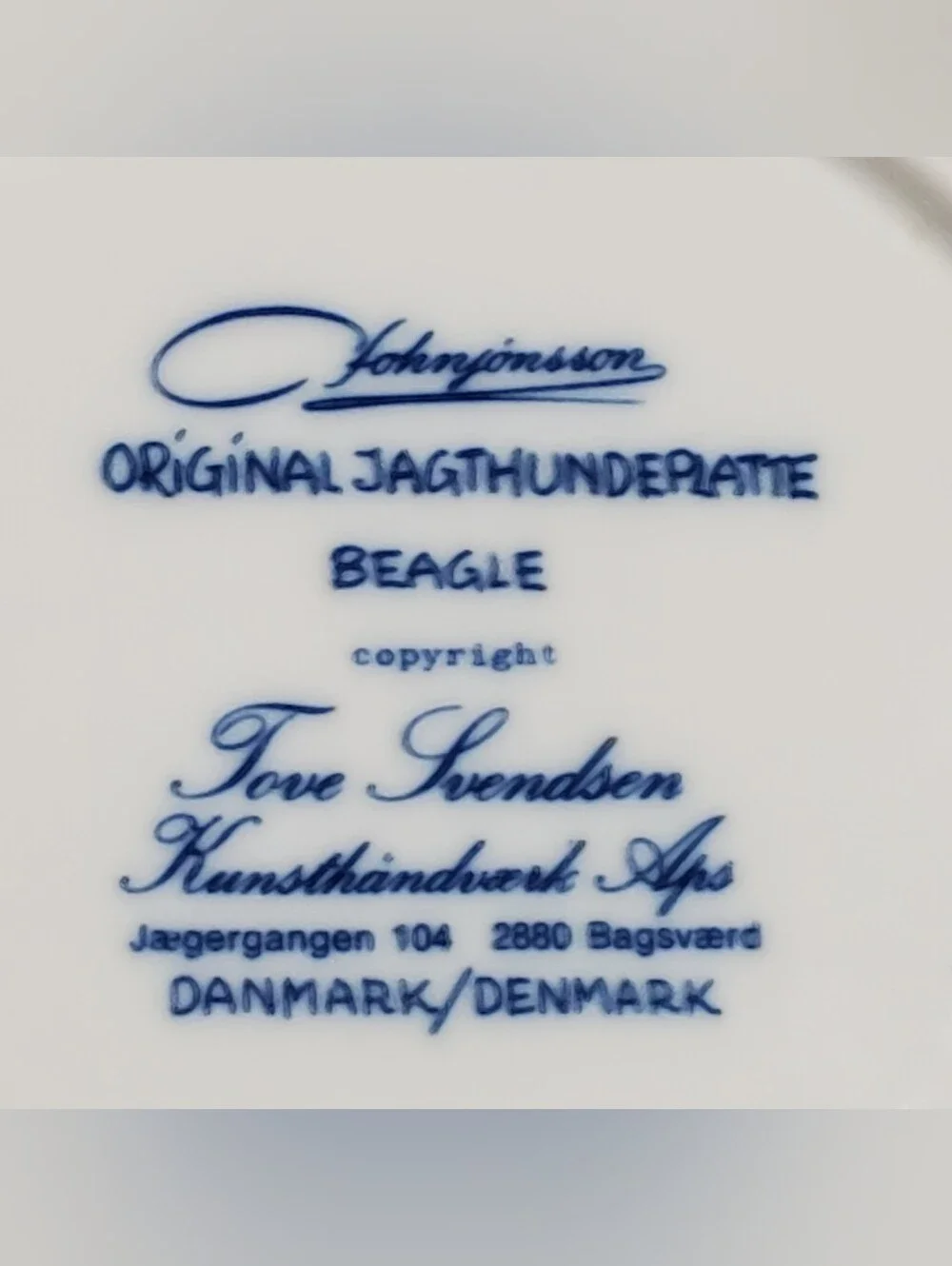 VINTAGE COLLECTORS PLATE. DENMARK. TOVE SVENDSEN BEAGLE. PORCELIAN PLATE